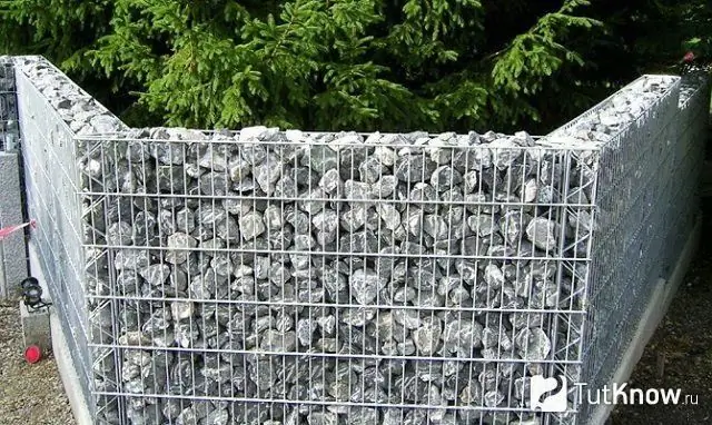 Tanca feta de gabions alts