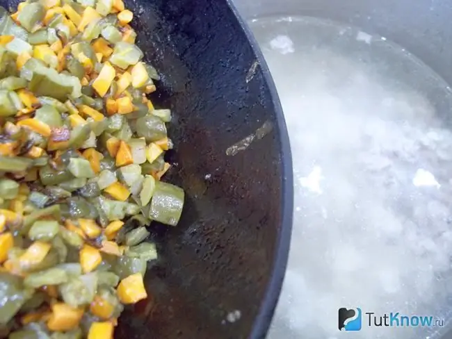 Fried carrots nrog cucumbers ntxiv rau lub broth