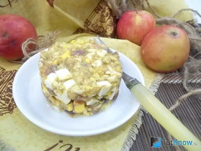 Färdig norsk sallad från sillkaviar, ägg och äpplen