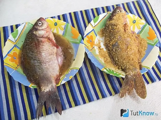 El pescado se reboza en masa de huevo y en pan rallado