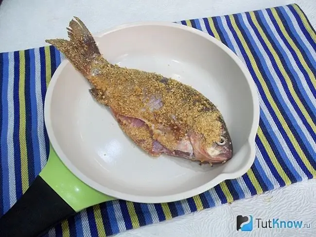 Pescado frito en una sartén