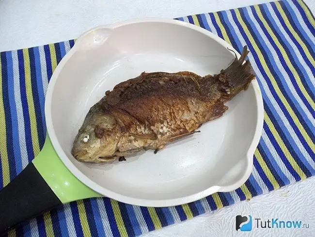 Pescado frito en una sartén