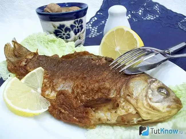 Le poisson prêt est servi à table