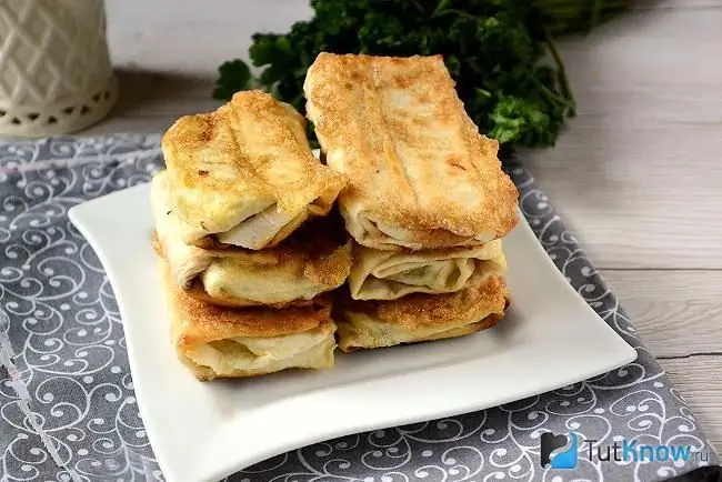 Envelopes de pão sírio pronto para servir com queijo e ovo