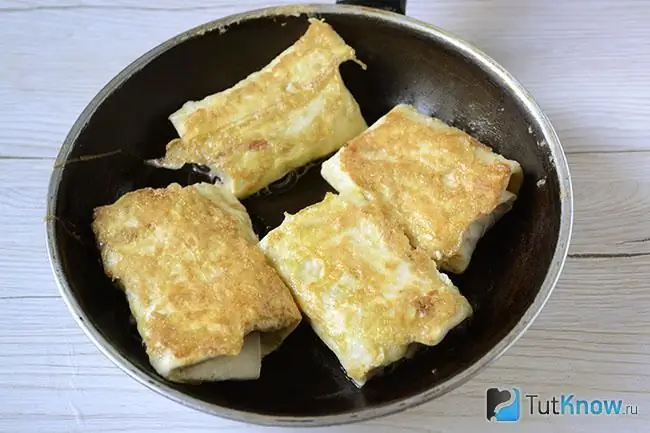 Envelopes de pão sírio pronto com queijo e ovo