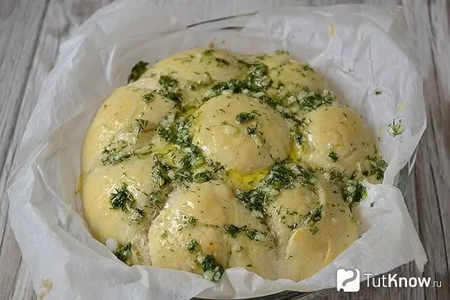 Brötchen mit Kräutern und Knoblauch, mit Eigelb geölt