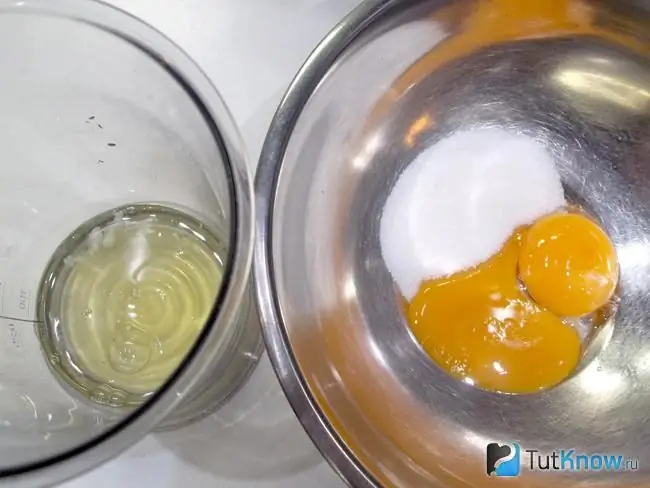 Kuning telur dipisahkan dari protein