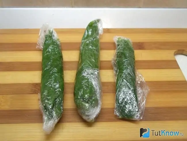 Hojas de espinaca congeladas listas para el invierno para dolma