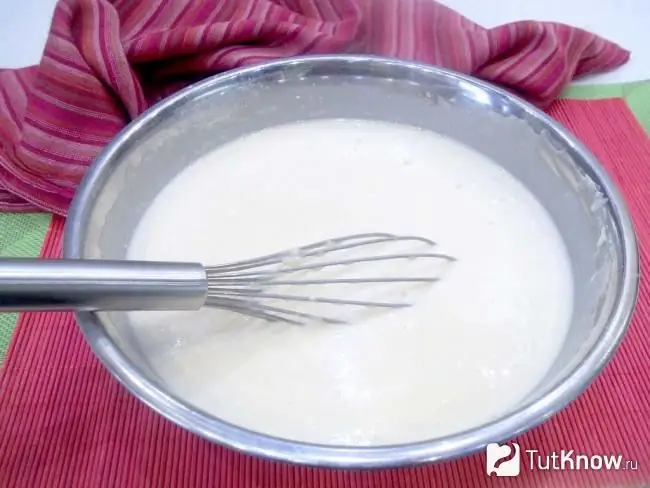 Klaargemaakte pannekoekdeeg met gebakte melk