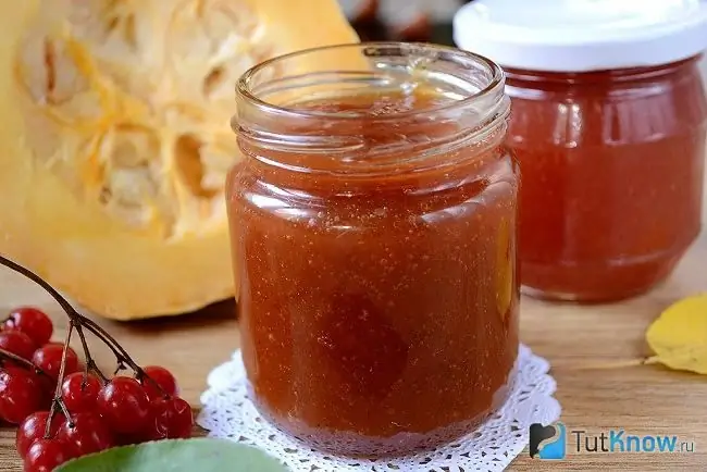 Listo mermelada de viburnum y calabaza en un frasco