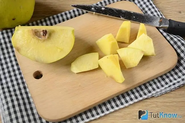 Quince sa isang cutting board