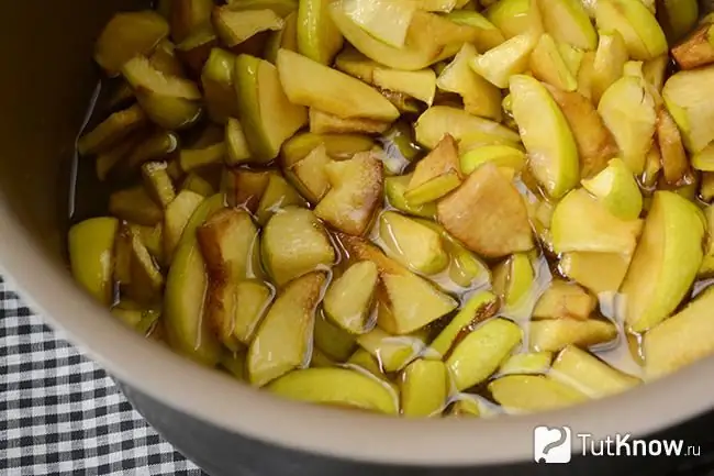 Potongan quince dengan gula dan asid sitrik