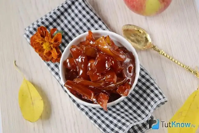 Fertige Quittenmarmelade in einer Schüssel auf dem Tisch