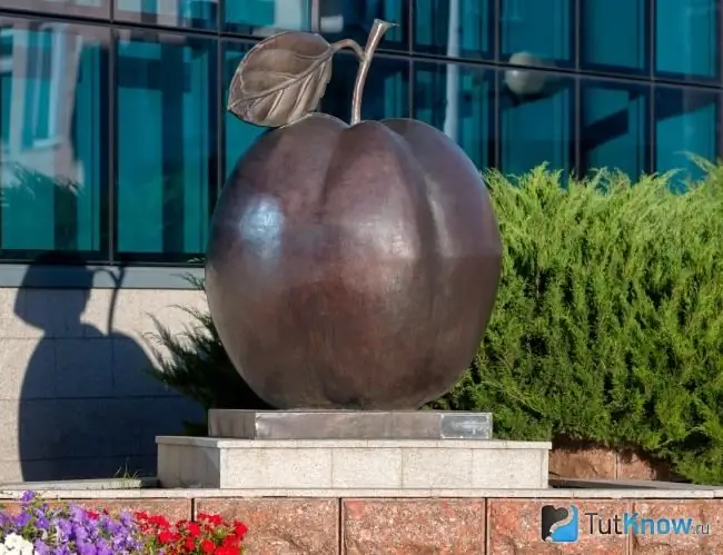 Bronzen monument voor de Antonovka-appel