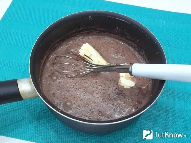 Le lait est chauffé et le beurre est ajouté