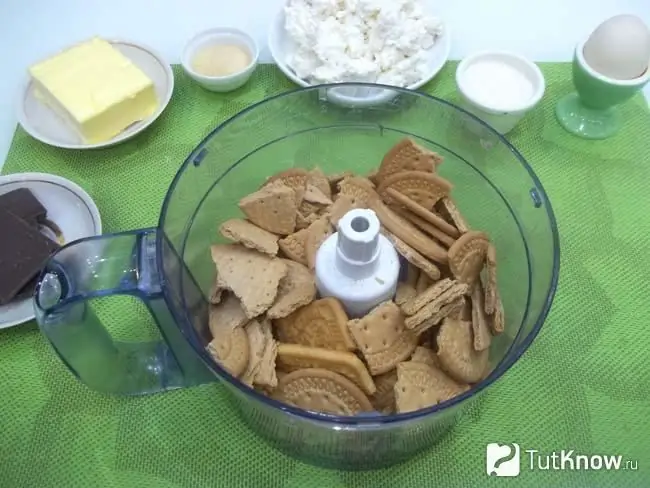 Biscoitos empilhados em um processador de alimentos