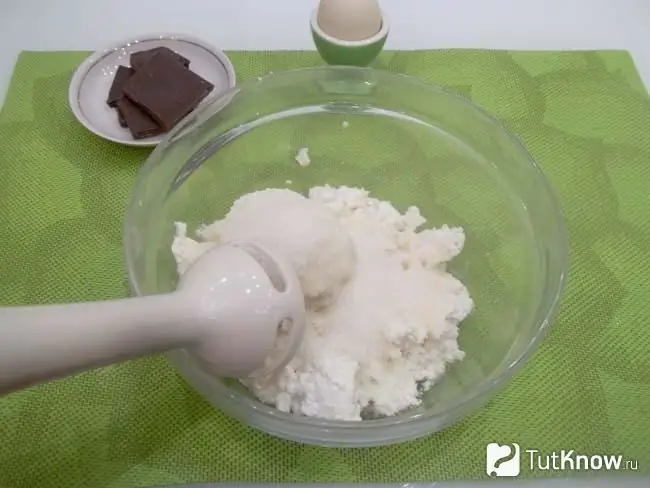 Queijo cottage é batido com um liquidificador