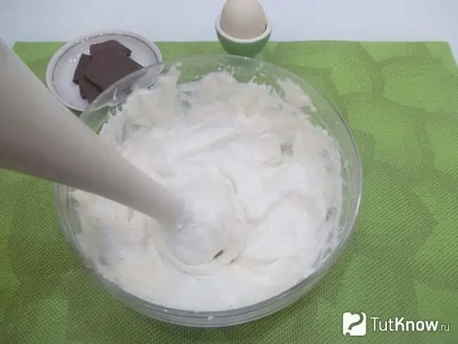 Queijo cottage é batido com um liquidificador