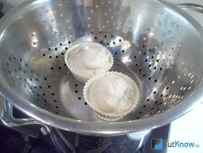 Souffle molds are installed in a sieve