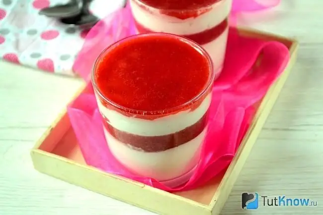 Ready-made curd jelly with berry layer