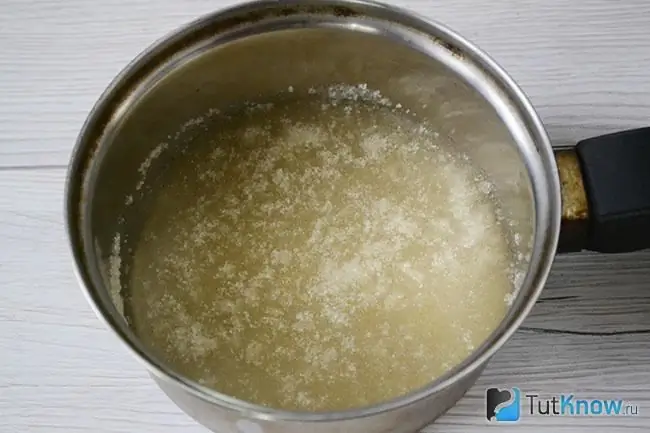 Gelatin diisi dengan air suam