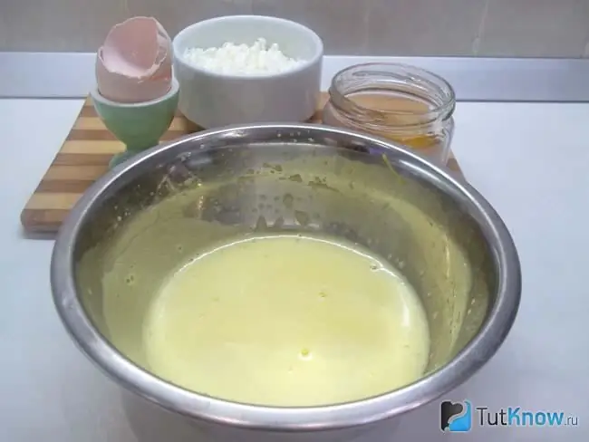 Telur dikocok dengan mixer