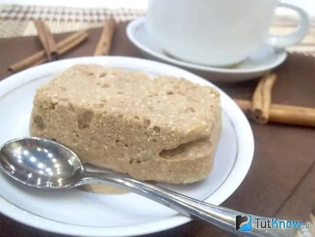 Mikrodalgaya hazır süzme peynir ve çikolatalı puding