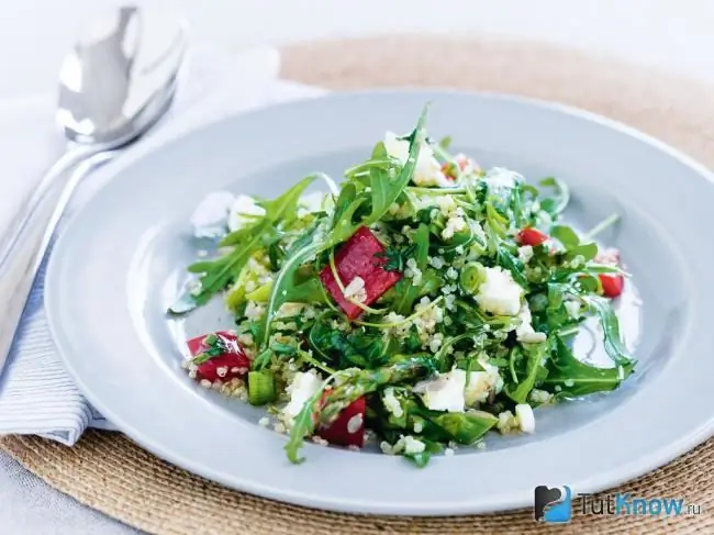 Salad quinoa dan alpukat siap pakai