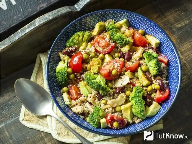 Quinoa at avocado salad