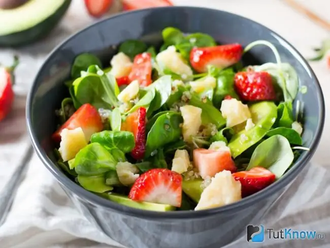 Salad quinoa dengan udang dan alpukat