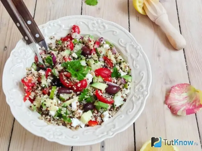 Quinoa, almond na saladi ya parachichi