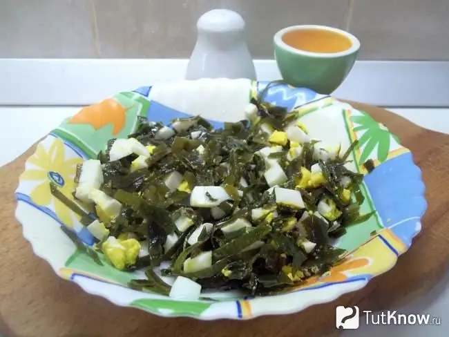 Salad siap dengan rumput laut dan telur