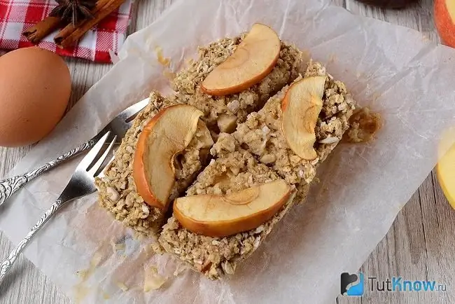 Oatmeal iliyopikwa tayari na maapulo na viungo