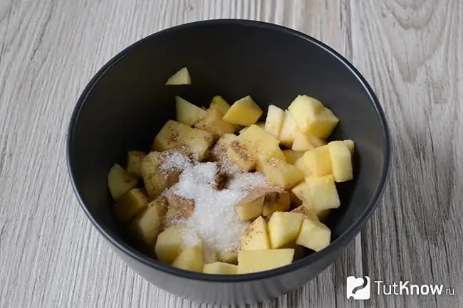 Sliced apples sprinkled nrog piam thaj thiab cinnamon