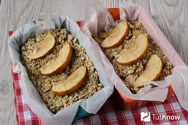 Farina de civada cuita al forn amb pomes i espècies en un plat de forn