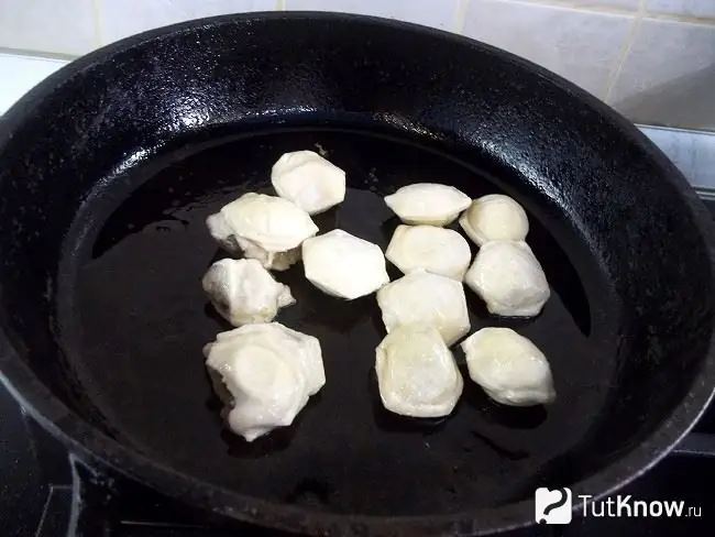 Gli gnocchi sono fritti in padella