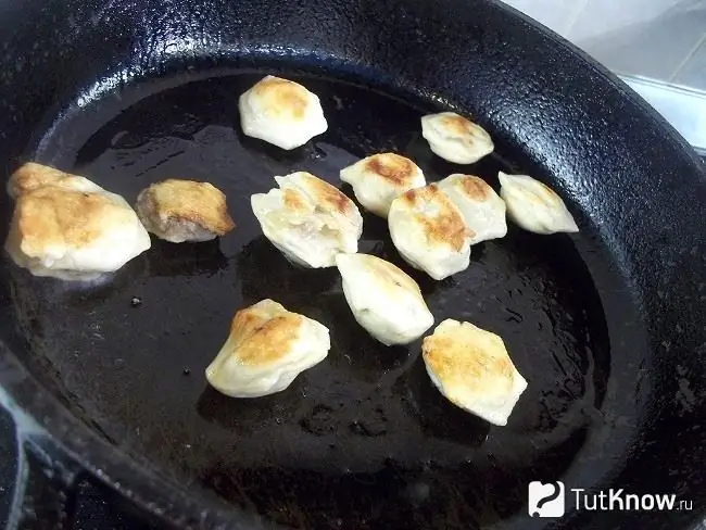 Knödel werden in einer Pfanne gebraten