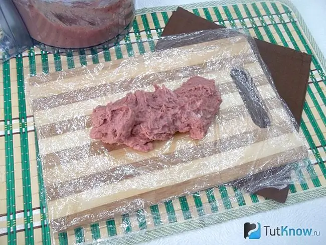 Daging cincang diletakkan di atas cling film