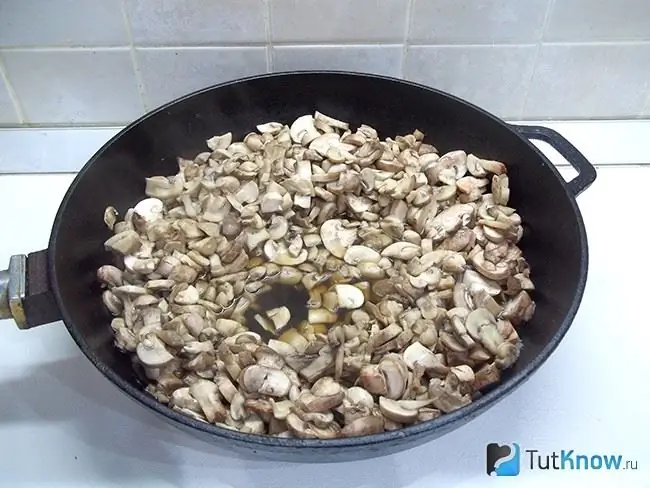 Champignons werden in einer Pfanne gebraten