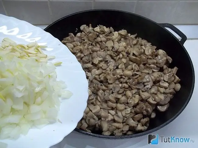 Onion added to mushrooms