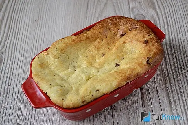 Casserole keju cottage siap pakai dengan potongan cokelat