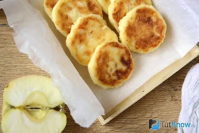 Tartas de queso con manzanas y sémola