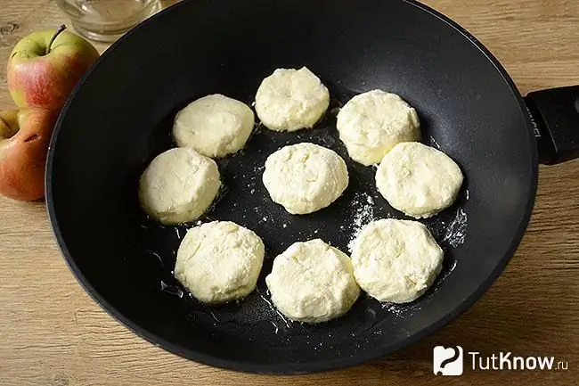 Tartas de queso en una sartén