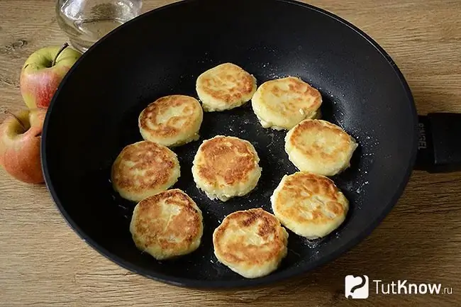 Fertige Käsekuchen in einer Pfanne