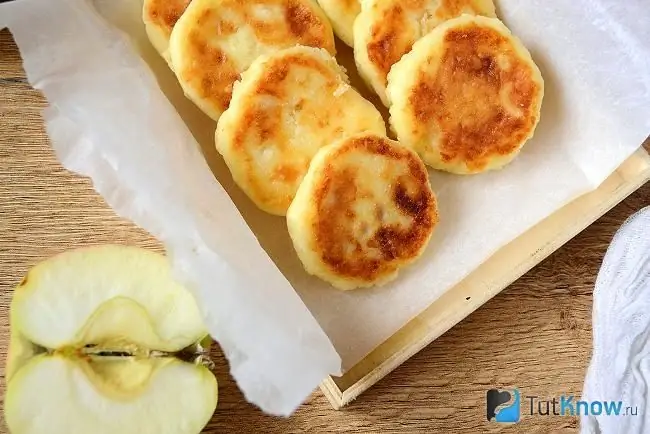 Npaj txhij-ua cheese ncuav nrog txiv apples thiab semolina