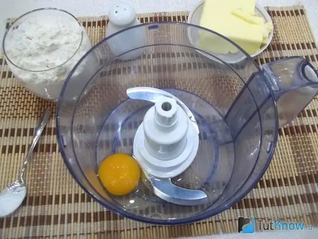 Telur dimasukkan ke dalam food processor