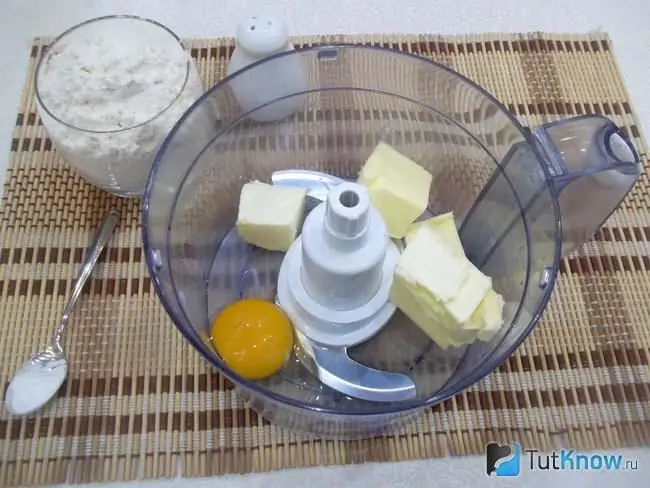 Ang mantikilya ay nakasalansan sa isang food processor