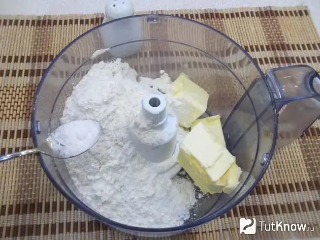 Food processor diisi dengan tepung, baking soda, garam dan gula