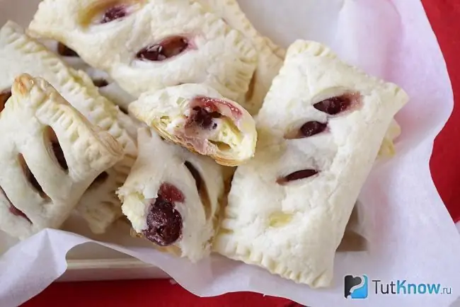 Puffs na may cottage cheese at cherry puff pastry close-up