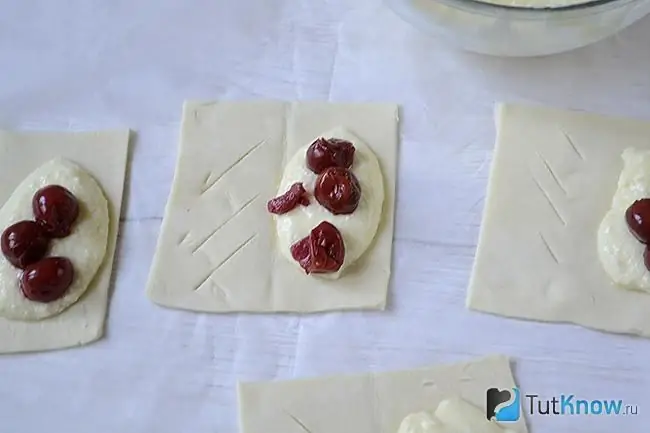 Las cerezas se colocan encima de la cuajada